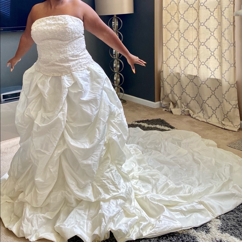 CUSTOM WEDDING DRESS! CAN BE ALTERED! 🧵NEVER WORN...ONLY TRIED ON✨✨